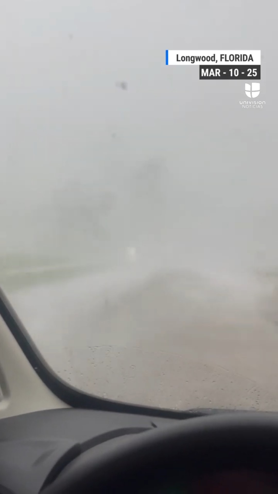?️ Una hispana queda atrapada en su auto en medio de un #tornado  ?