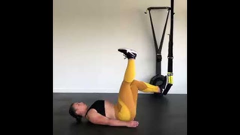Elevação de quadril unilateral + flexão/extensão de joelho em Ponte no trx