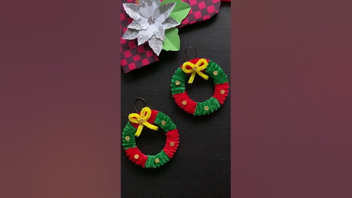 DIY Christmas wreath ornament with pipe cleaners