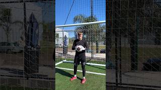TENTANDO DEFENDER COM TODAS AS LUVAS DE GOLEIRO ⚽️