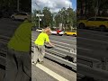 В столице неравнодушная жительница спасла утиное семейство, застрявшее на оживлённой дороге #утки