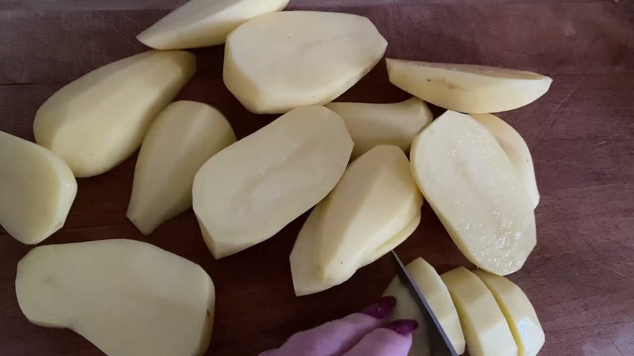 ASMR | Cutting potatoes into small pieces 🥔🔪 (no talking)