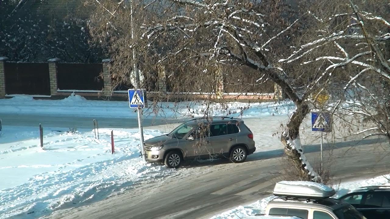 Icy intersection in Vilnius - YouTube