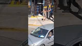 INTENTÓ QUITARLE el ARMA a un POLICÍA image