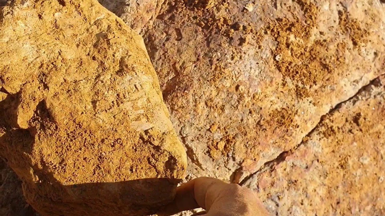 مراحل التنقيب واستخراج بلورة كوارتز كبيرة