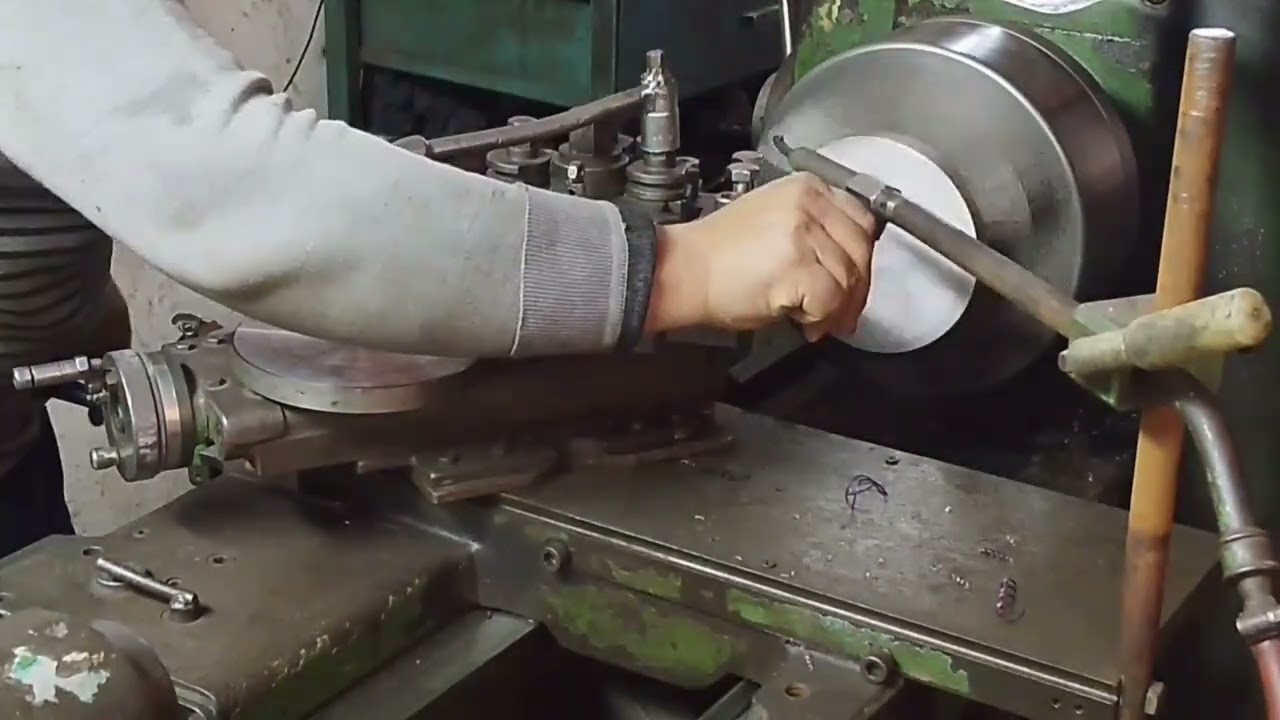 سنطرة قطعة بها اعوجاج على ظرف المخرطة بي استعمال الرومان بلي