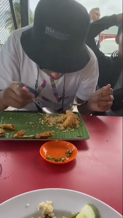 belatungnya nyaris persis sama warna nasi gorengnya#kuliner #belatung #fyp#restoran #lucu #viral