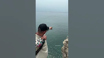 انظر هذا الصياد ذكي وبارع يستخدم المقلاع لرمي بكرة صنارته في أعماق البحر Shortsvideo صيد الصين 