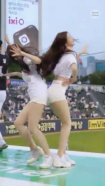 “Push, bounce, and burst out laughing😂” Kim Haeri vs Lee Yebin’s cute cheering battle💥