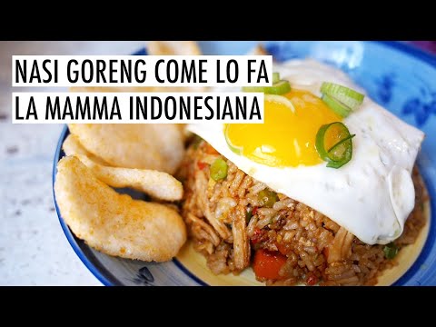 Video: Come mangiare Nasi Goreng, il riso fritto dell'Indonesia