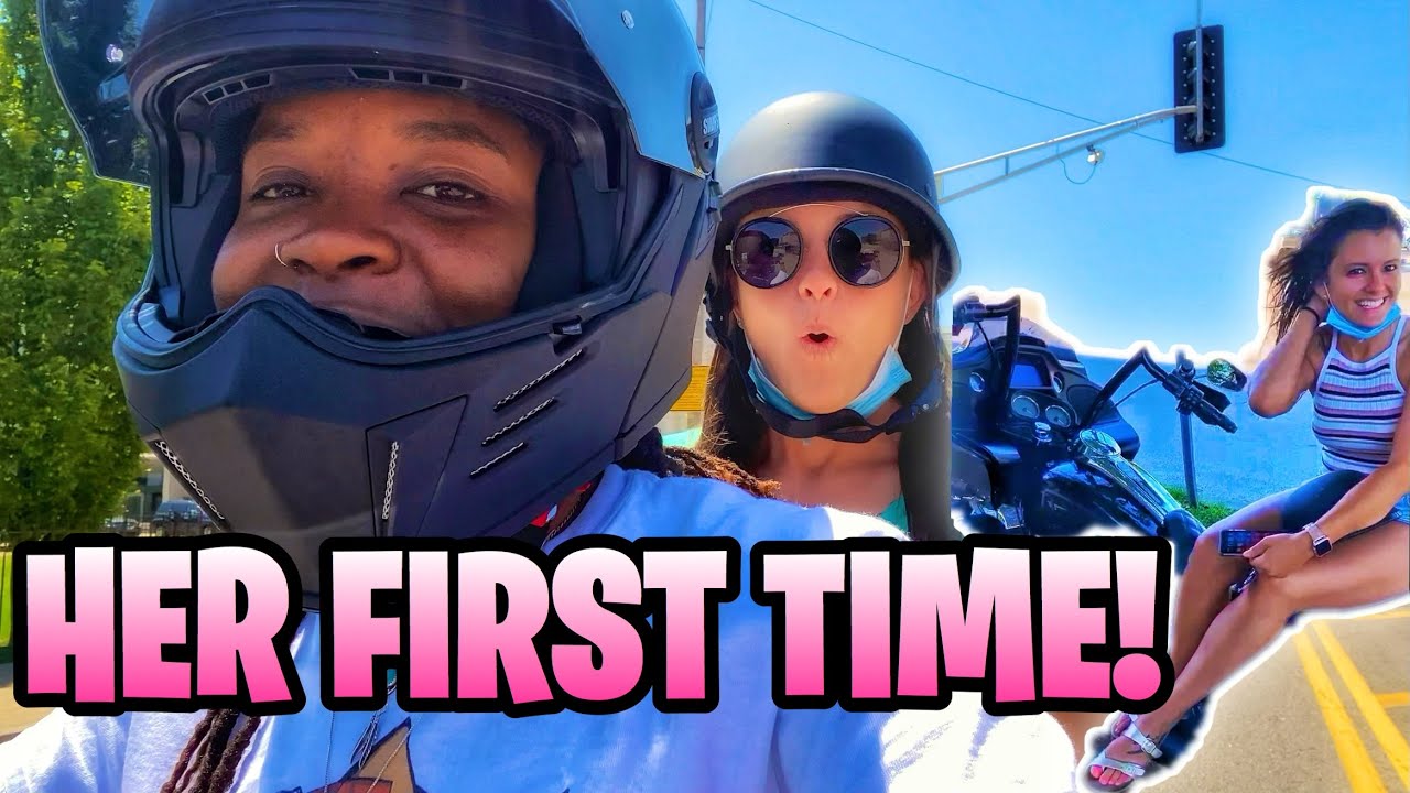 Она впервые села на мотоцикл!