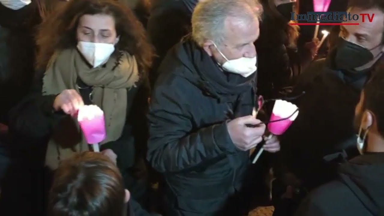 FIACCOLE E LACRIME IN PIAZZA BATTISTI A FOGGIA. LA CITTÀ RICORDA CAMILLA DI PUMPO