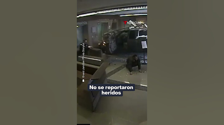 Este hombre estrella su auto contra una estación de policía #Shorts | Noticias Telemundo