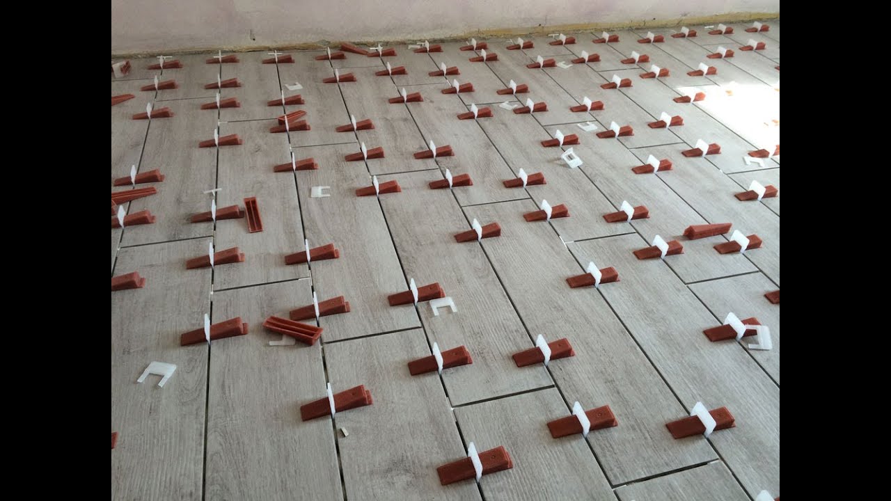 Posa piastrelle con distanziatori livellanti. video dimostrativo ... Schemi di posa gres porcellanato effetto legno