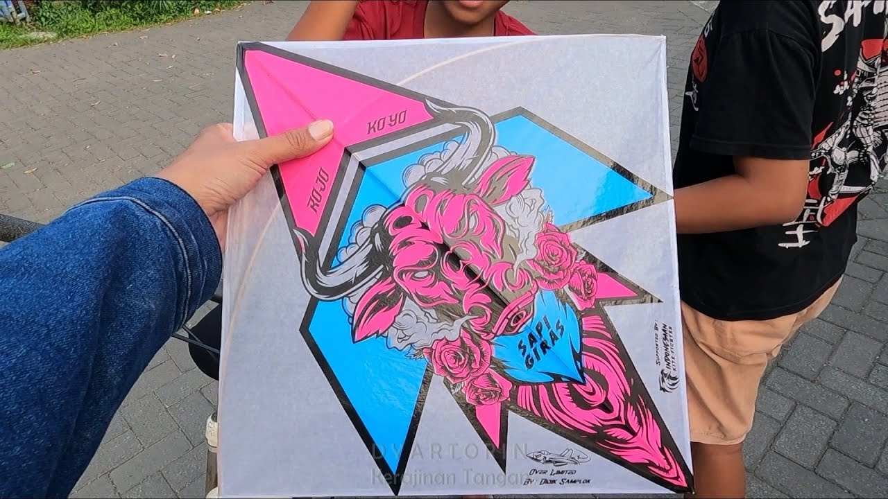 Berburu layangan sambil bagi bagi benang gelasan jarot joker