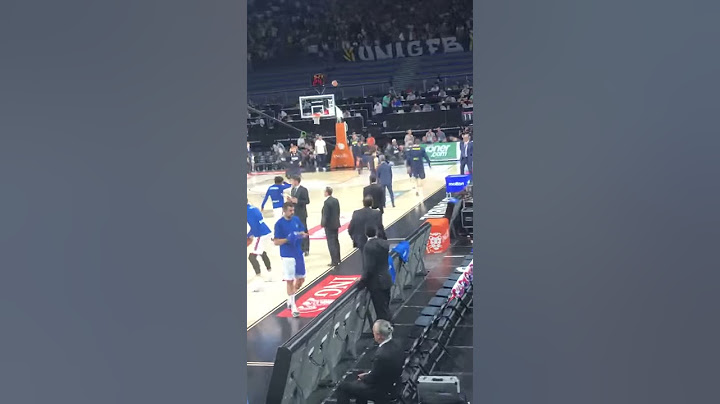 Ergin Ataman’ın salona giriş yaptığı an Fenerbahçe taraftarları