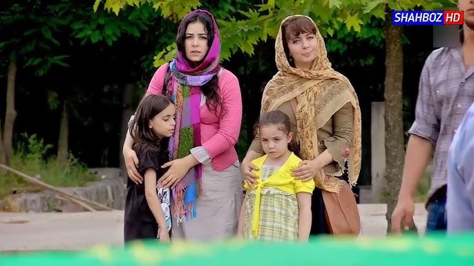 Ikki qiz dosti bir yigitga veb-kamerada minut beradi