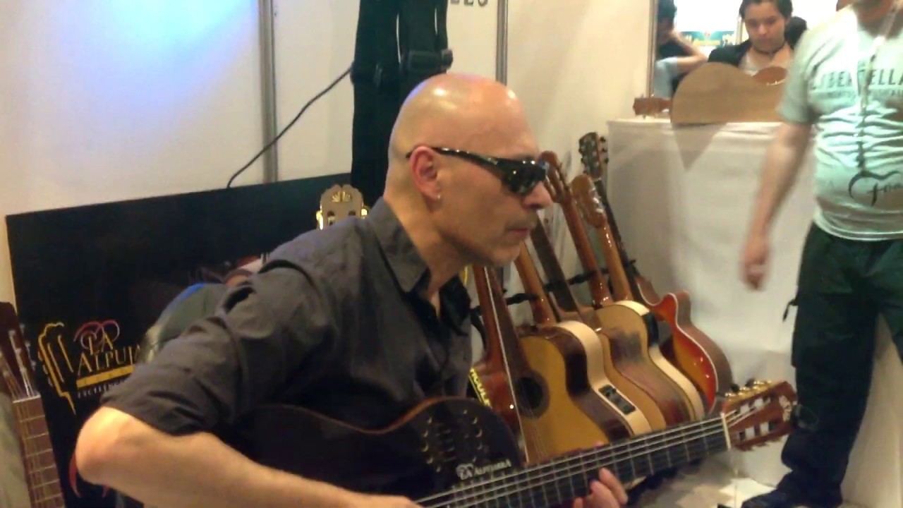 Miguel Sigales - Muestra Musica 2018 en el stand de Casa Libertella 1