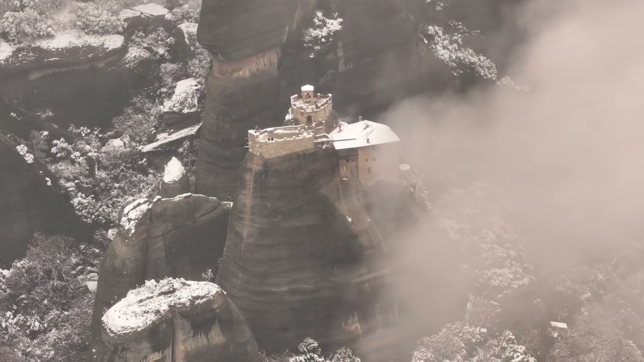 Με drone πάνω από τα χιονισμένα Μετέωρα
