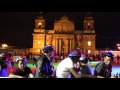 Guatemaltecos festejan tradición navideña con pista de hielo y tobogán