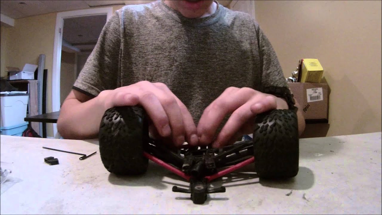 トラクサスEレボ1/１６ 更に変更しました。ボデーは、1台を、選択して下さい。 How to Replace the Front Bulkhead on the E-Revo 1/16 - YouTube