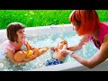 Bianca nage dans le jacuzzi avec bb born  vlog famille pour enfants