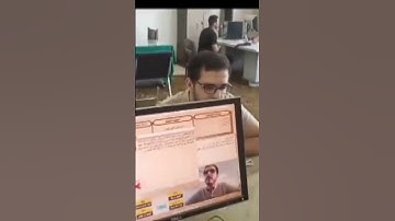 طالب يتغنى بتلاوته للقرآن الكريم أثناء أداء الامتحانات الشفوية