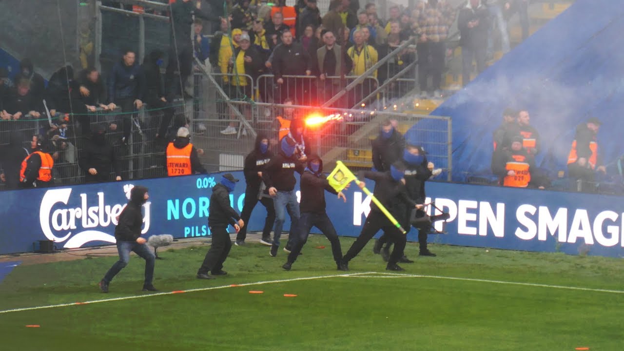 BRØNDBY - FCK | Riots at the Copenhagen derby - Brøndby-fans stormer mod FCK-afsnit