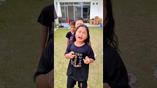 Nyanyi lagu cintaku klepek klepek sama dia !