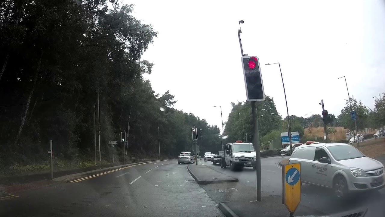 Driver Jumps Red Light at Tunbridge Wells Hospital - YouTube