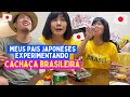 Meus pais japoneses experimentando doces e cachaça brasileira