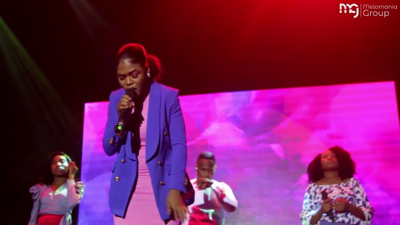 SAMANTHA DOIZIN MOMENT D'ADORATION LORS DE LA VENTE SIGNATURE LANMOU SENSE DE LOUTCHINA DECIUS