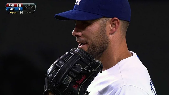 PHI@LAD: Schumaker pitches scoreless ninth inning