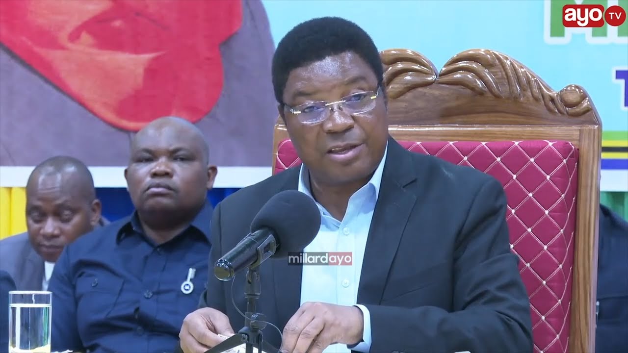 MAJALIWA ALIVYOWASIMAMISHA WATUMISHI WAWILI KATAVI, ATAKA WACHUNGUZWE KWA UBADHILIFU, AWABANA VIKALI