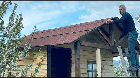 Bouw een houten hut uit dennenboom - Een huis bouwen in hevige regen en storm - Deel 3