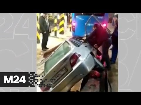 Пьяная автомобилистка проникла в автобусный парк и рухнула в яму - Москва 24