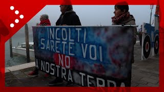 Venezia, corteo di protesta degli agricoltori tra la stazione Santa Lucia e piazzale Roma