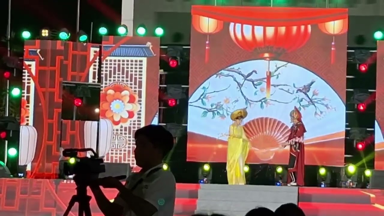 Vương Quan Trí Hồng Yến . Chung sắc mai đào