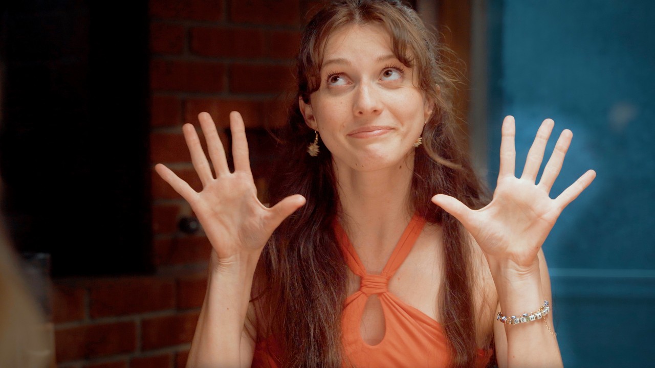 РАЗДРАЖАЮЩАЯ пара не перестает говорить о своей поездке