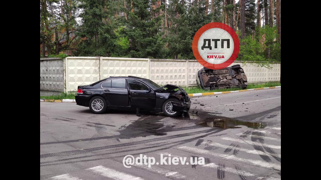 #ДТП с пострадавшими и опрокидыванием под Киевом в #Буча: #БМВ и #Субару. После удара от немца в бок