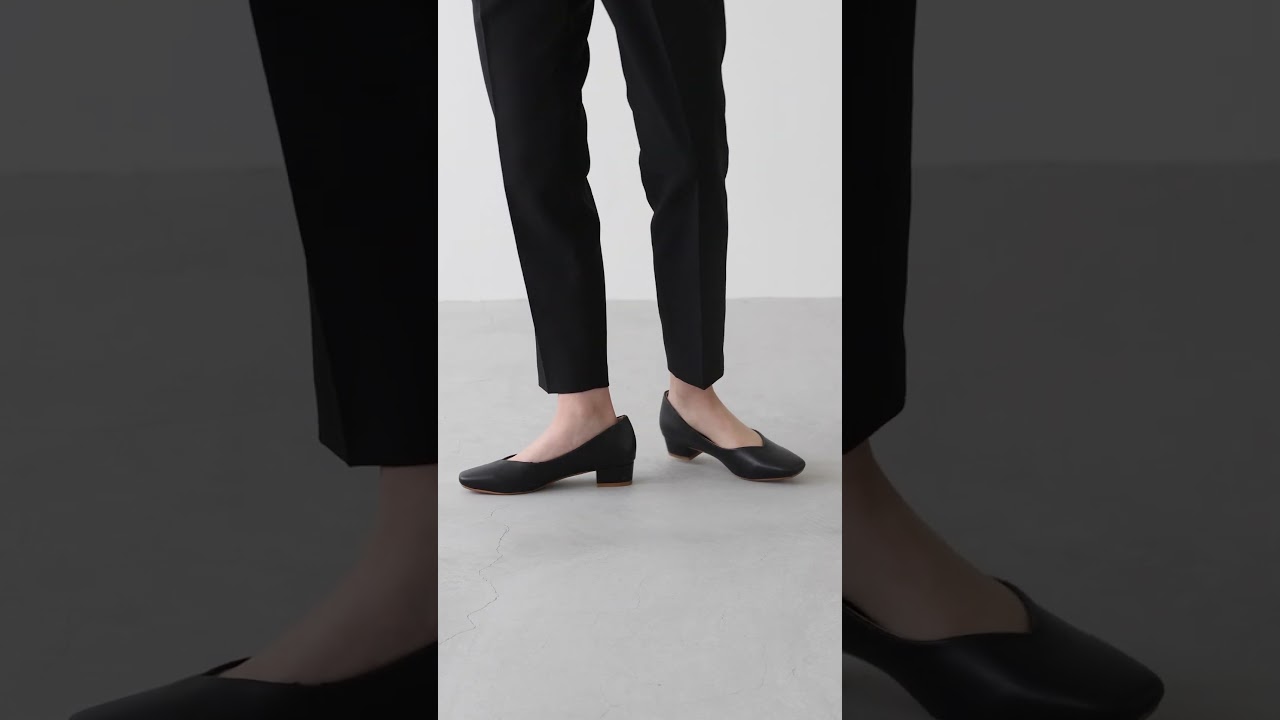 menue（メヌエ） Vカット スクエアトゥ チャンキーヒール パンプス