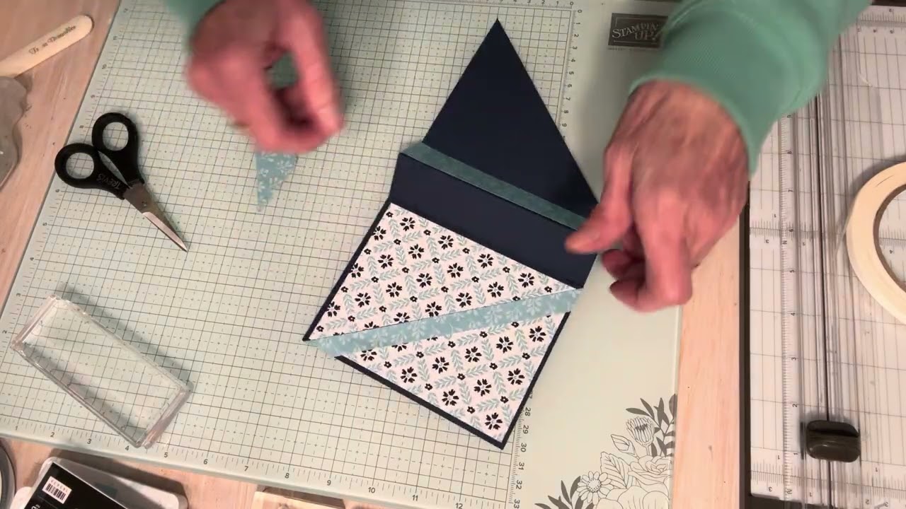 Открытка с цветочным рисунком True Blue от Тревиса, выпущенная 2 января 2026 года компанией Stamp...