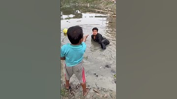 Bacha Ne Ladka Ko Pani Me Gira Diya 🙄😂😁 #viral #funny #shorts