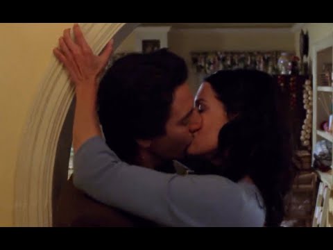 Lorelai and Max 1x08 (7) Kissing