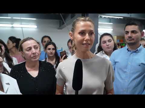 حديث السيدة أسماء الأسد مع العاملات والعاملين في معمل الألبسة ضمن مجمع المثنى الإنتاجي بريف طرطوس