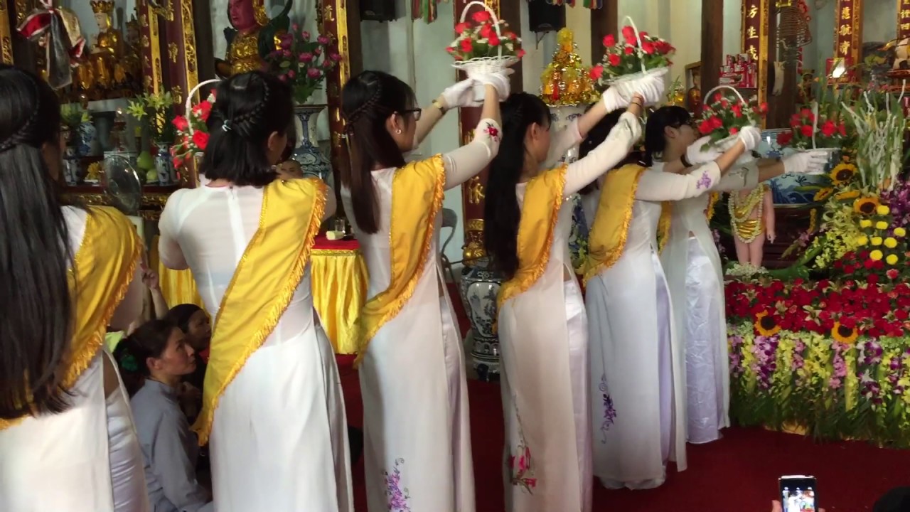 Dâng hoa cúng dường Phật Đản