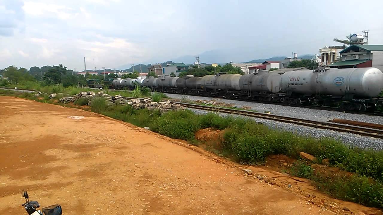 D10H kéo hàng Ga Lào Cai.