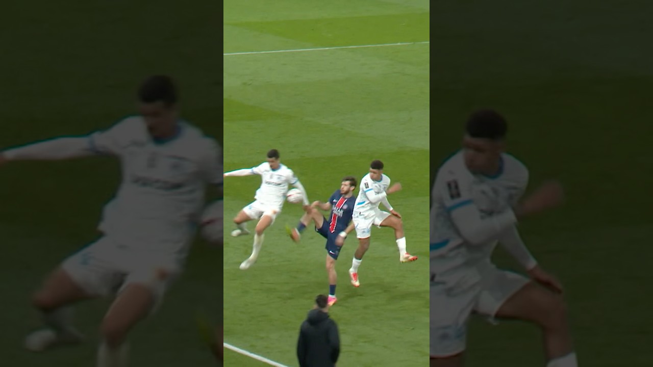 One perfect touch, two defenders out. 🥵🇬🇪 #PSG #Ligue1 #kvaratskhelia