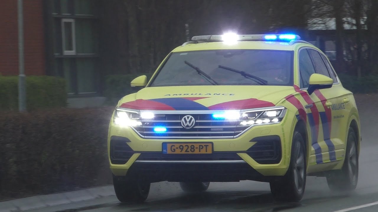 {E-Horn}Ambulance 01-174 en Mobiel Medisch Team 01-911 met spoed naar het UMCG vanaf een rendez vous