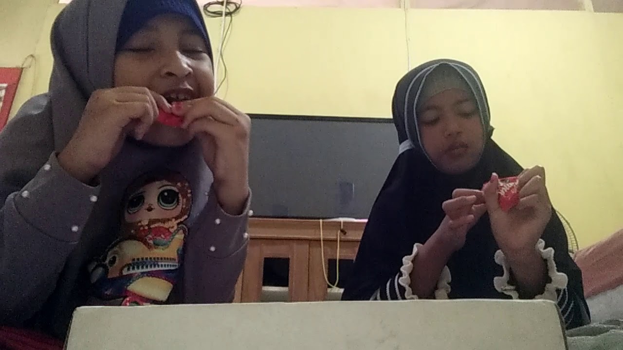 Kami memakan makanan warna  coklat  kuning YouTube